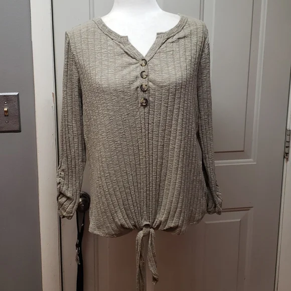 Maurices v neck top, size xl - Picture 1 of 8
